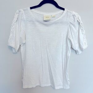 💕 Maeve by Anthropology white Tee with ruffle detail Size XS